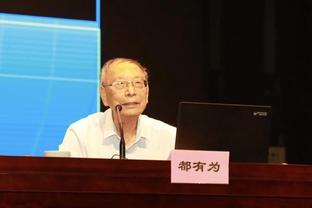 瓜帅拥抱祝贺小将鲍勃：我就说你会进球的